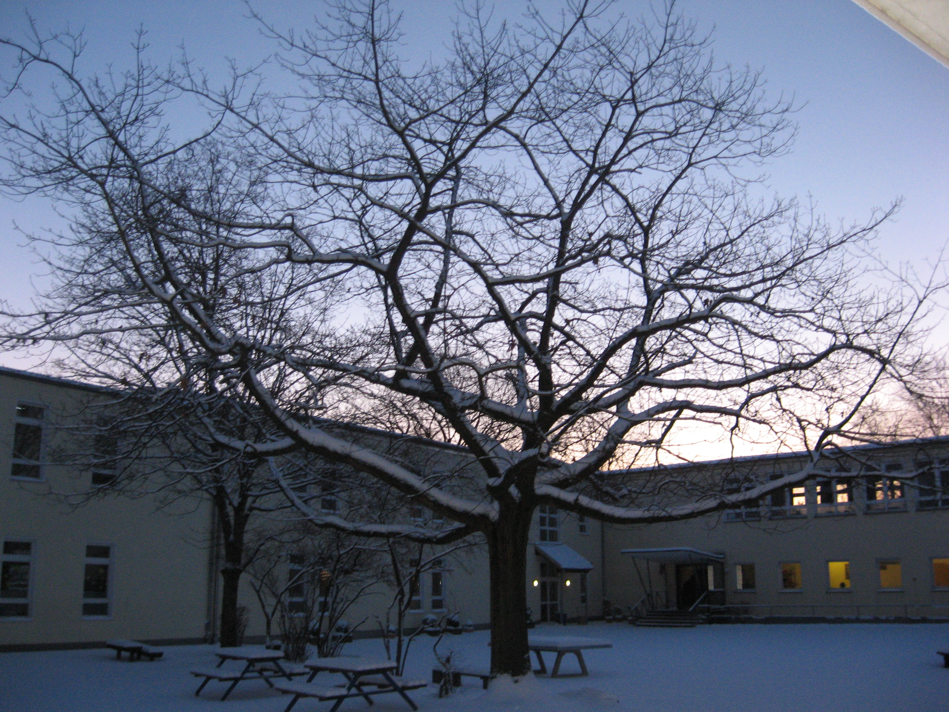 Schulhof im Winter