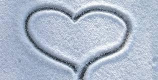 Herz in den  Schnee gezeichnet